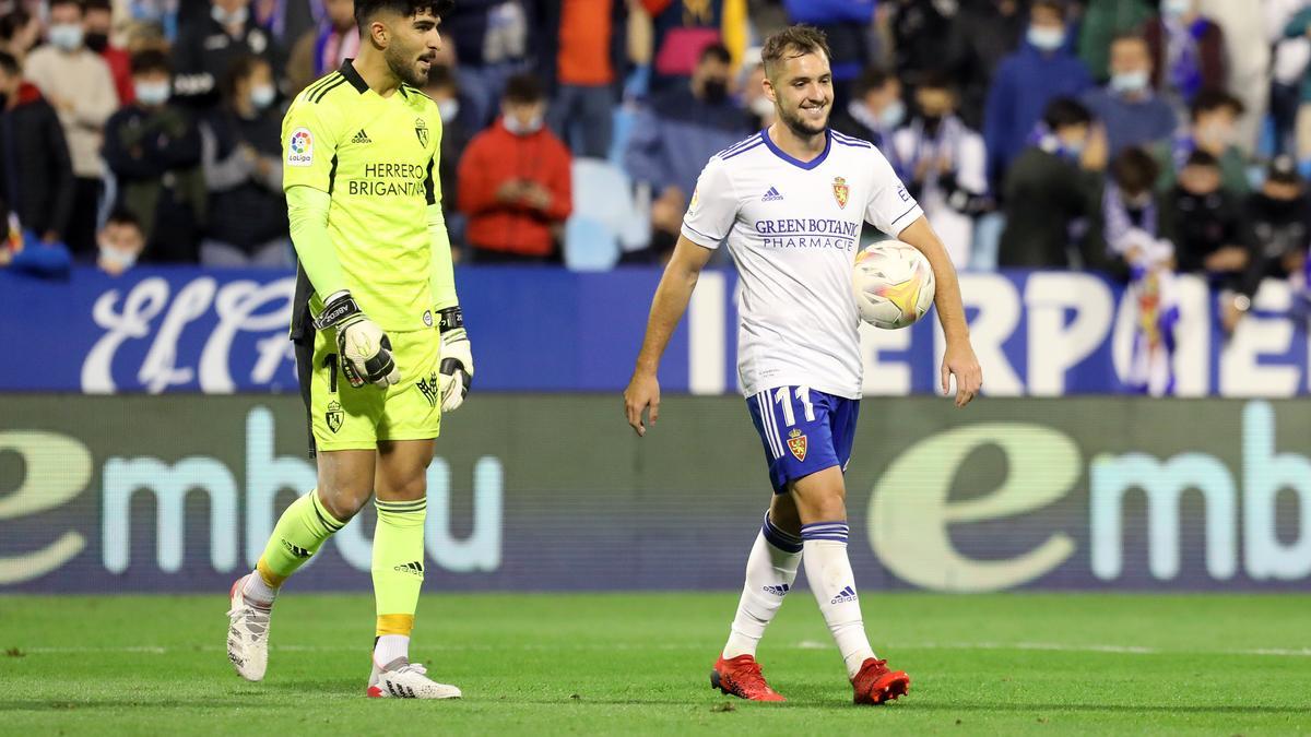 Amir, portero de la Ponferradina, trata de poner nervioso a Vada antes del penalti que trajo el empate del Zaragoza.