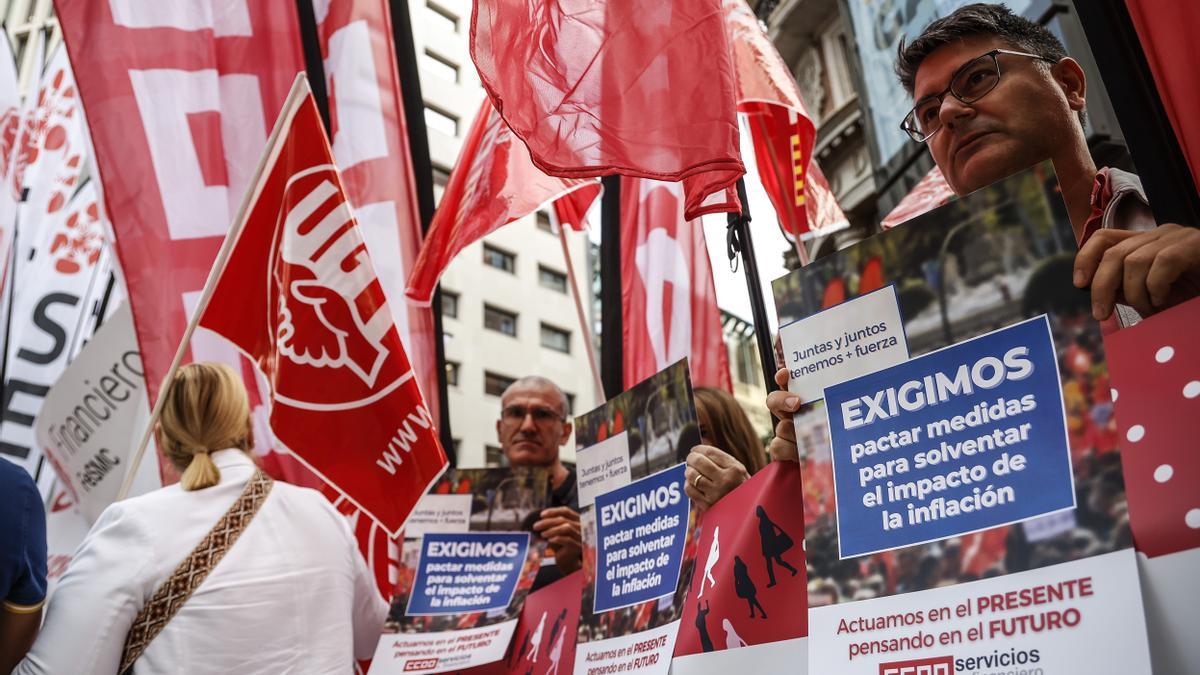 Varios trabajadores del sector financiero se manifiestan delante de la sede de CaixaBank, a 28 de octubre de 2022, en Valencia, Comunidad Valenciana (España).