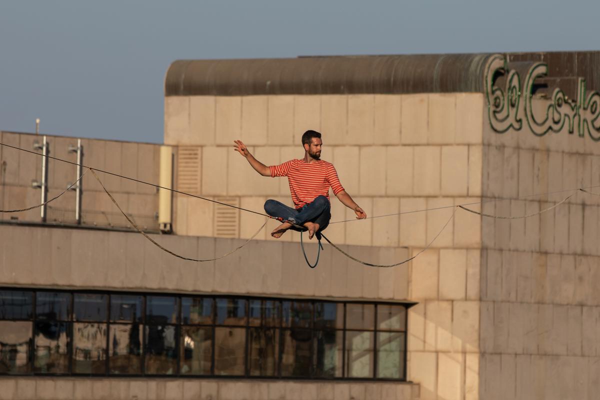 Nathan Paulin, el mejor funambulista del mundo, cruza Barcelona a 70 metros de altura