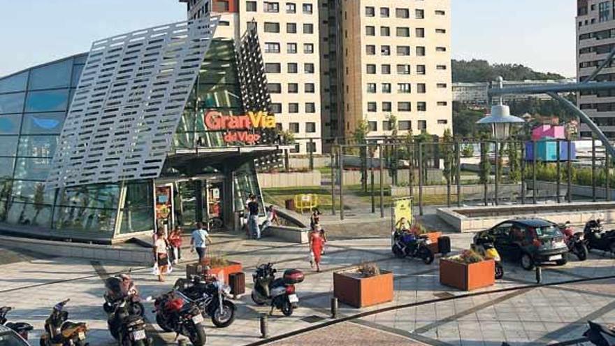 Zona superior del centro comercial con las dos torres amenazadas de derribo al fondo.