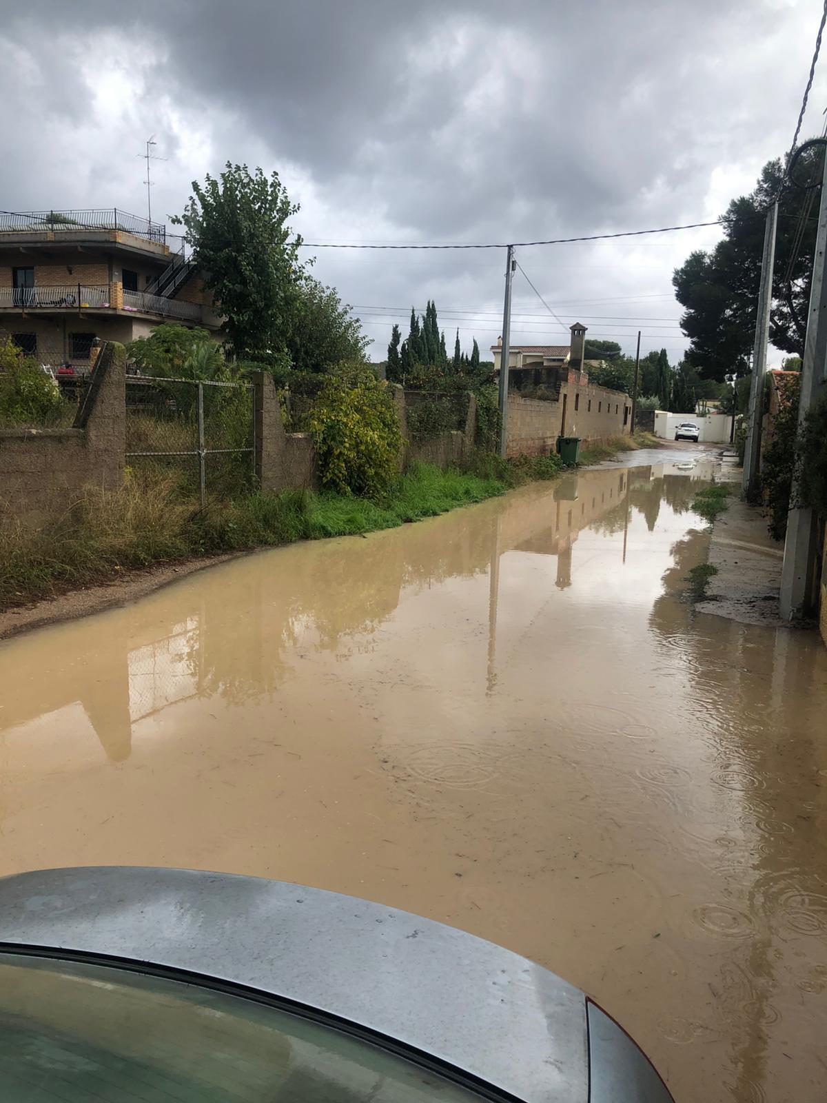 Una de las calles de Camí Paterna, anegada tras un episodio de lluvias.