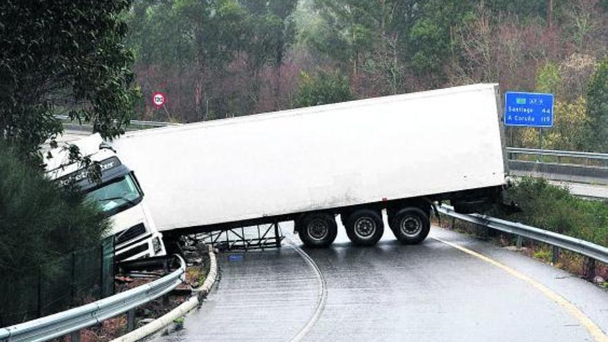 El accidente de un camión corta el acceso de la AP-9 a Sanxenxo