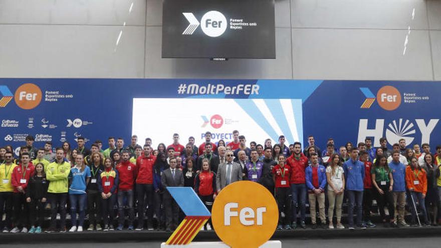 Los deportistas del Proyecto FER 2018 con Juan Roig.