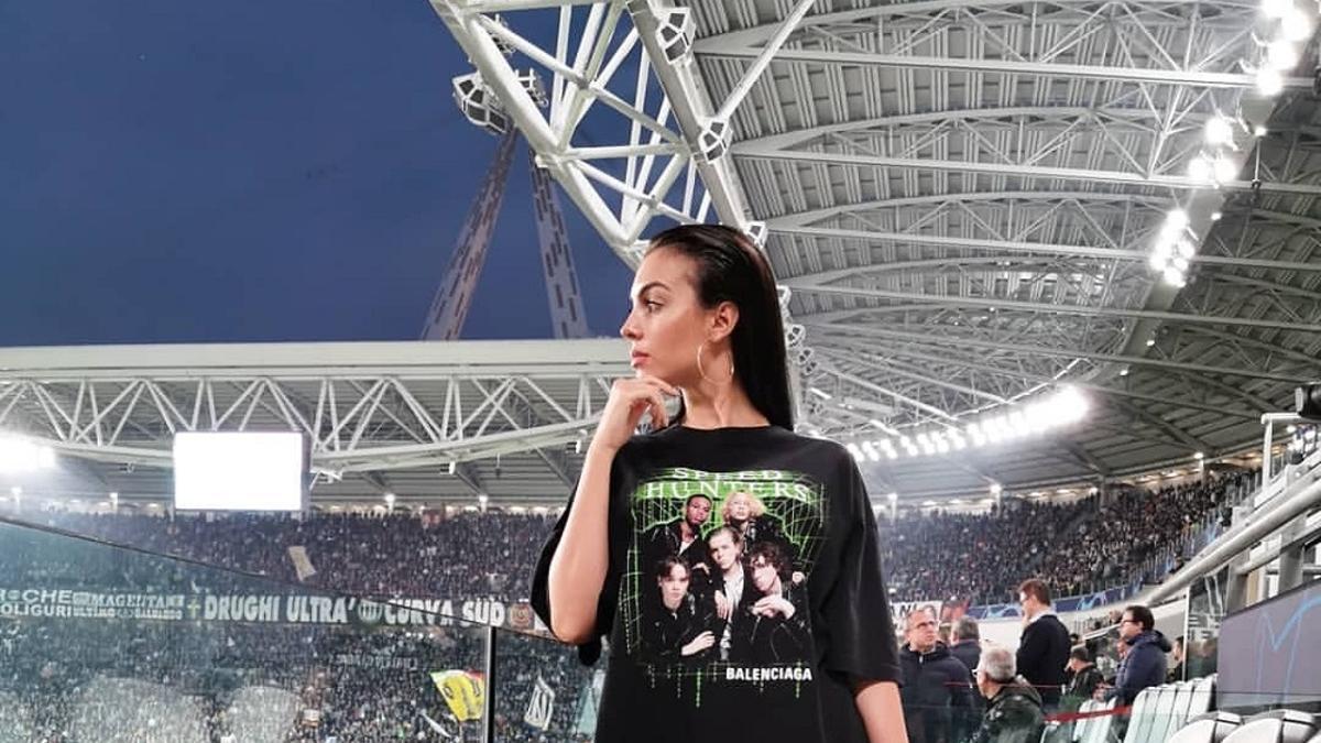 El look de Georgina Rodríguez: camiseta 'groupie' + botas XXL