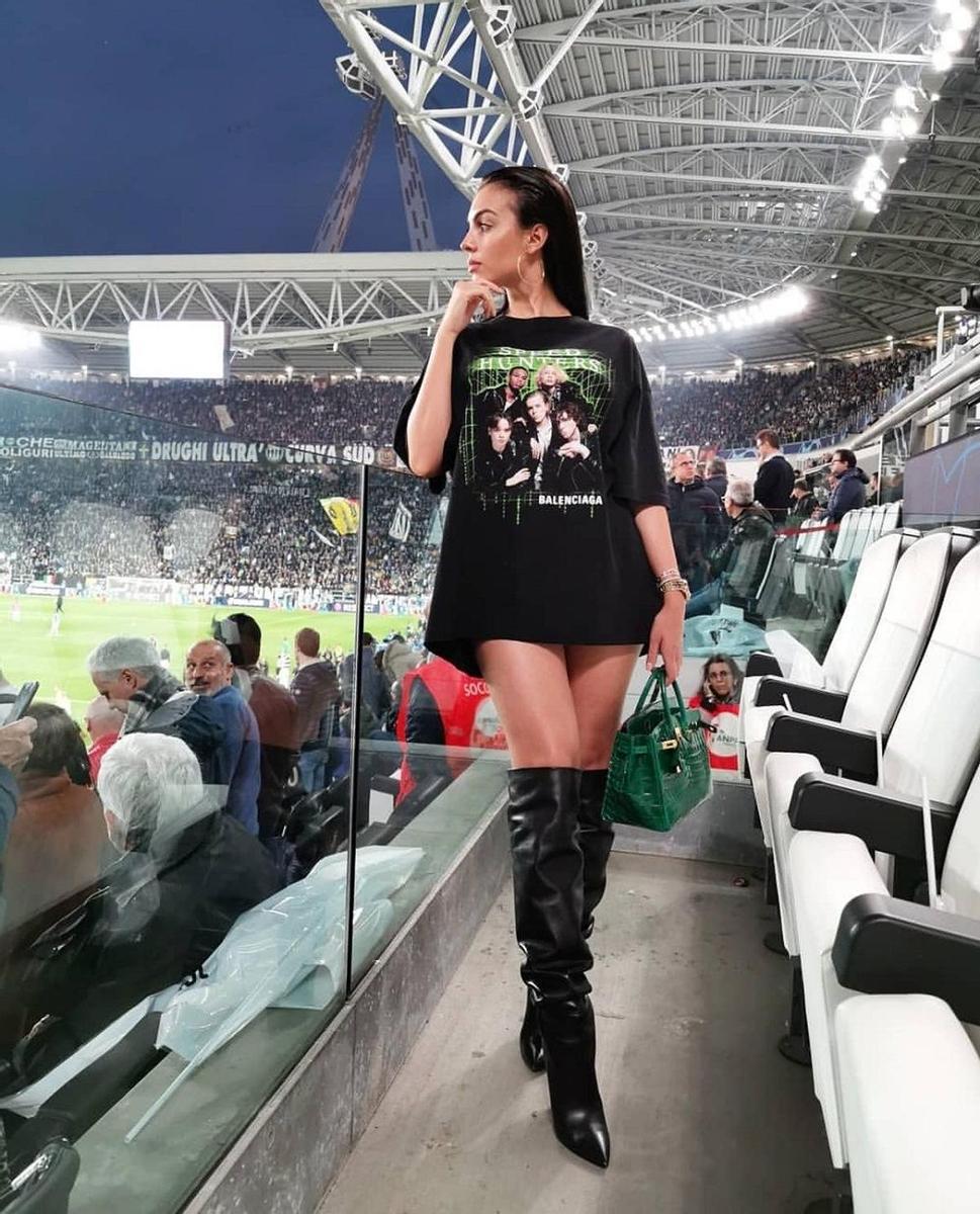 El look de Georgina Rodríguez: camiseta 'groupie' + botas XXL