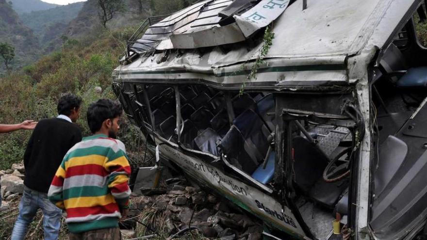 Estado en el que quedó el autobús accidentado en la India.