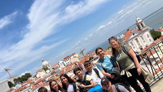 Alumnos y docentes durante su visita a Portugal. | L.O.