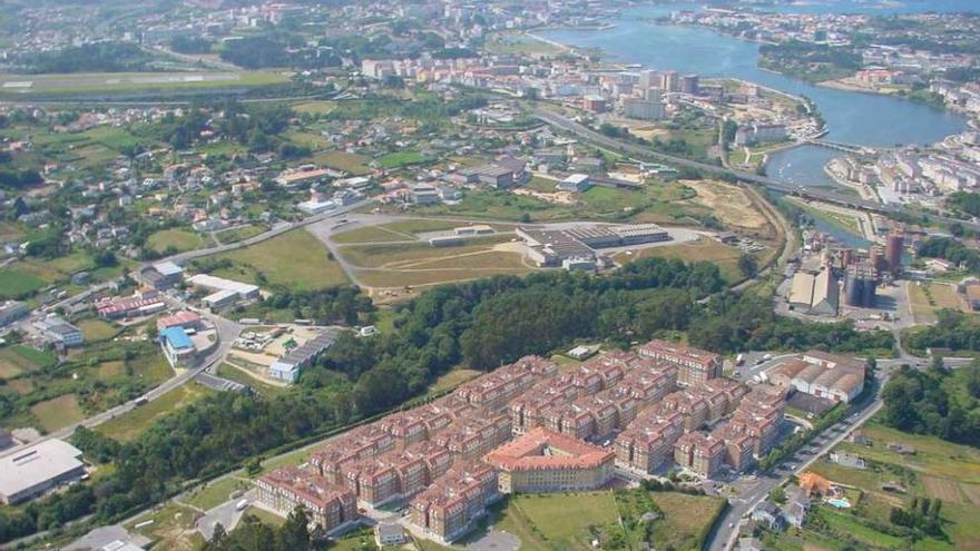 Vista aérea de parte de Culleredo, Cambre, Oleiros y A Coruña al fondo.