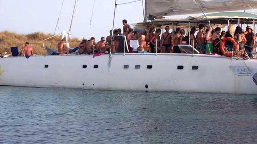 Un &#039;party boat&#039; en aguas pitiusas.