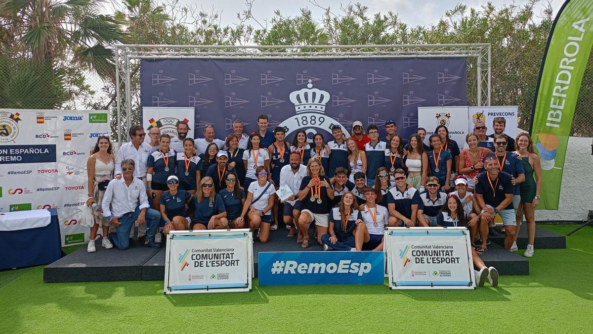 Los representantes del RCRA tras dominar el medallero en el Nacional de remo de mar.