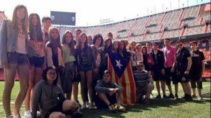 Los estudiantes, con la bandera