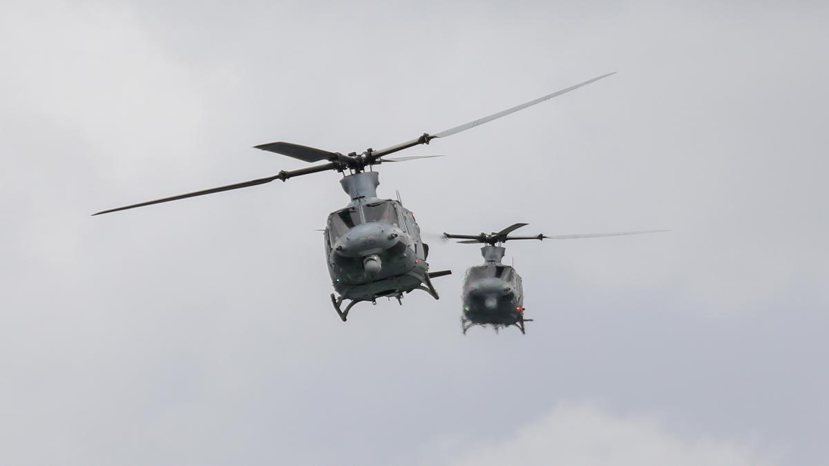 Imagen de archivo de dos helicópteros militares sobre Cavite, Filipinas.