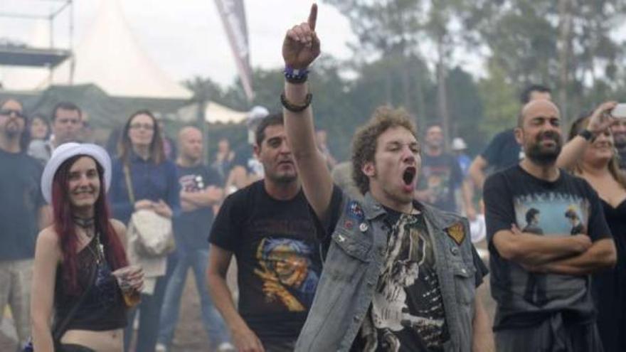 Público durante un concierto en el Brincadeira, ayer, en la última jornada del festival. / juan varela