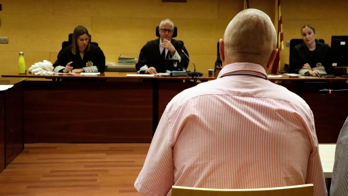 Un acusat admet que va calar foc a una casa veïna a Santa Coloma de Farners perquè n'estava "fart" de la brutícia