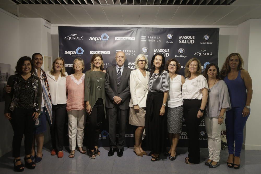 Juan Antonio López Ruiz de Zuazo, director general de Gestión de Información, con algunas de las asistentes al evento