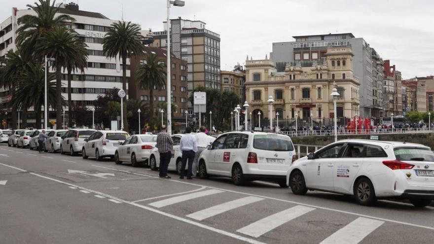 Taxis en los Jardines de la Reina.