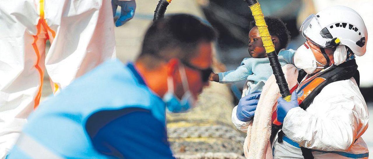 Imagen de personal de Salvamenrto llevando al puerto de Arguineguín a una bebé llegada en un embargación a las costas de Gran Canaria.