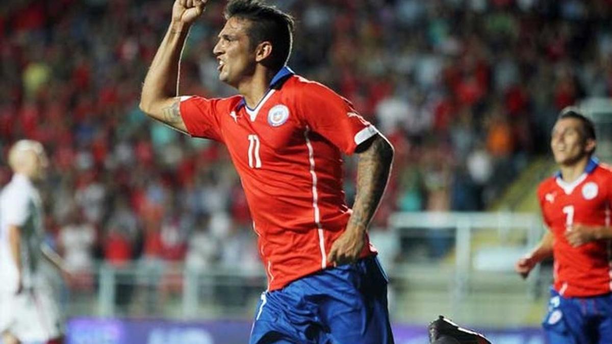 Mark González celebra uno de sus dos goles a Estados Unidos