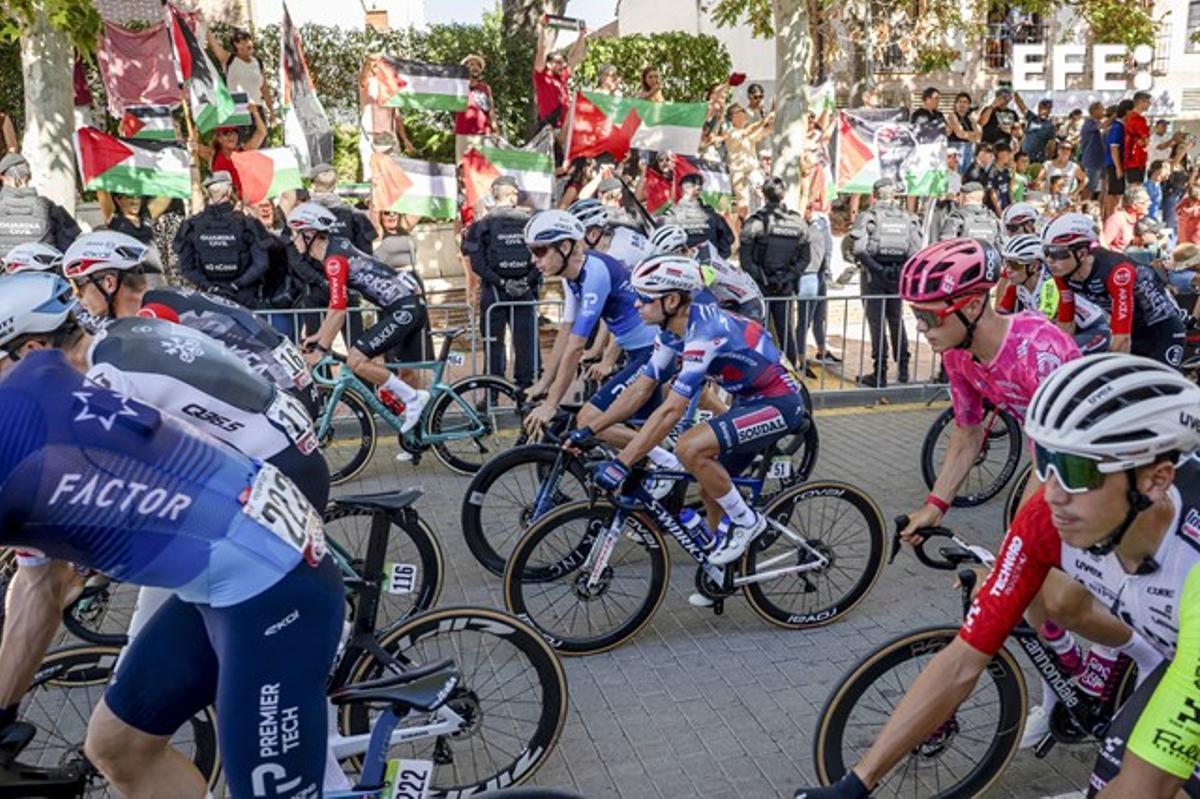 Ciclistas del Israe-Premier Tech, durante la Vuelta.