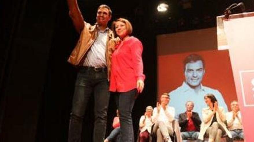 Pedro Sánchez y Sofía Hernanz, en un acto de partido en Cas Serres.