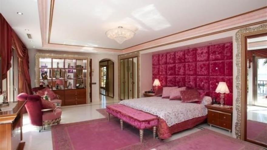Dormitorio en una casa de 7,8 millones de euros por cortesía de Luxhome Riviera.