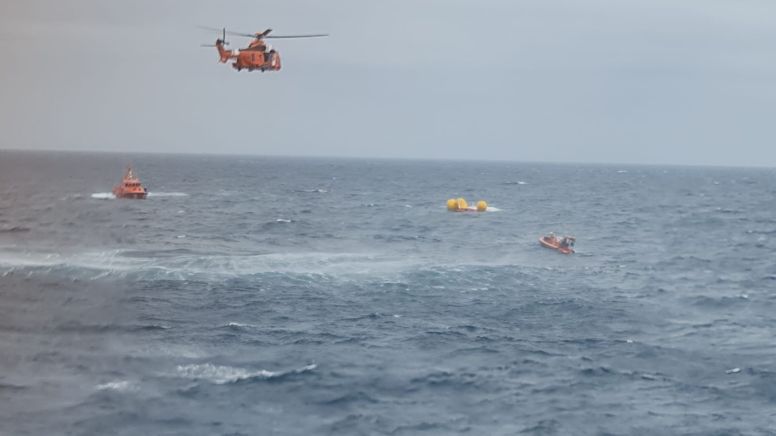 Así fue rescatado el tripulante del velero volcado en Malpica