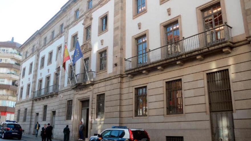 Exterior de la Audiencia Provincial de Pontevedra // Rafa Vázquez