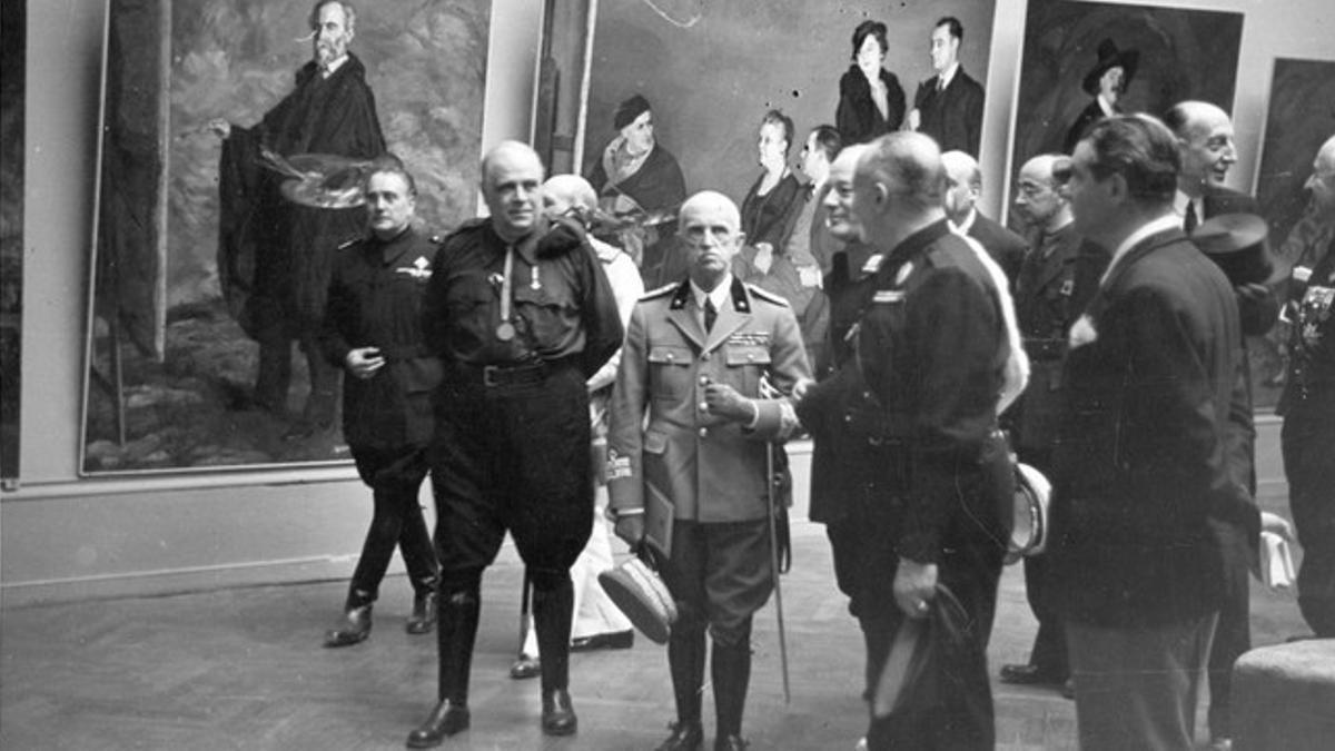 Eugeni d'Ors, Jefe Nacional de Bellas Artes, con uniforme falangista y junto al rey Victor Manuel III en la Bienal de Venecia de 1938.