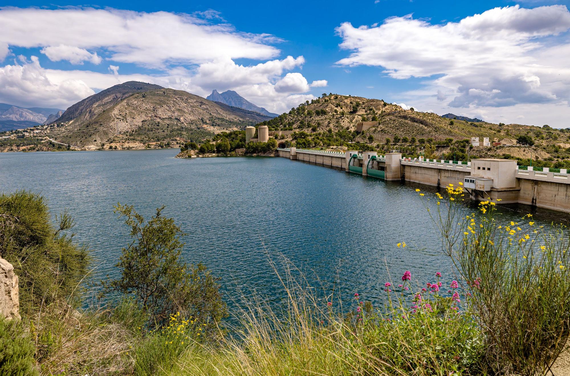 El embalse del Amatorio Orxeta llega casi al 84% y sigue entrando agua, lo que podría hacer que se abrieran las compuertas en unos días si se llega al tope | Los regantes tienen garantizada el agua de riego para los próximos meses