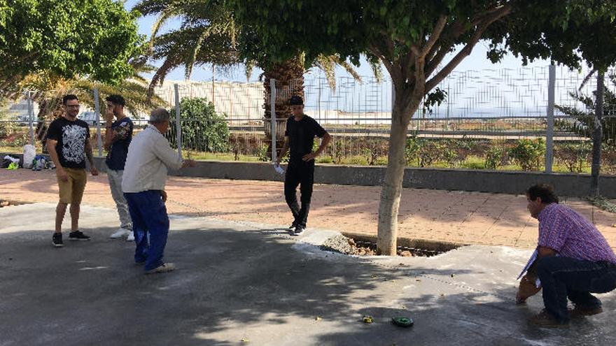 Jóvenes del municipio diseñan una pista para patinar en el Parque El Taro