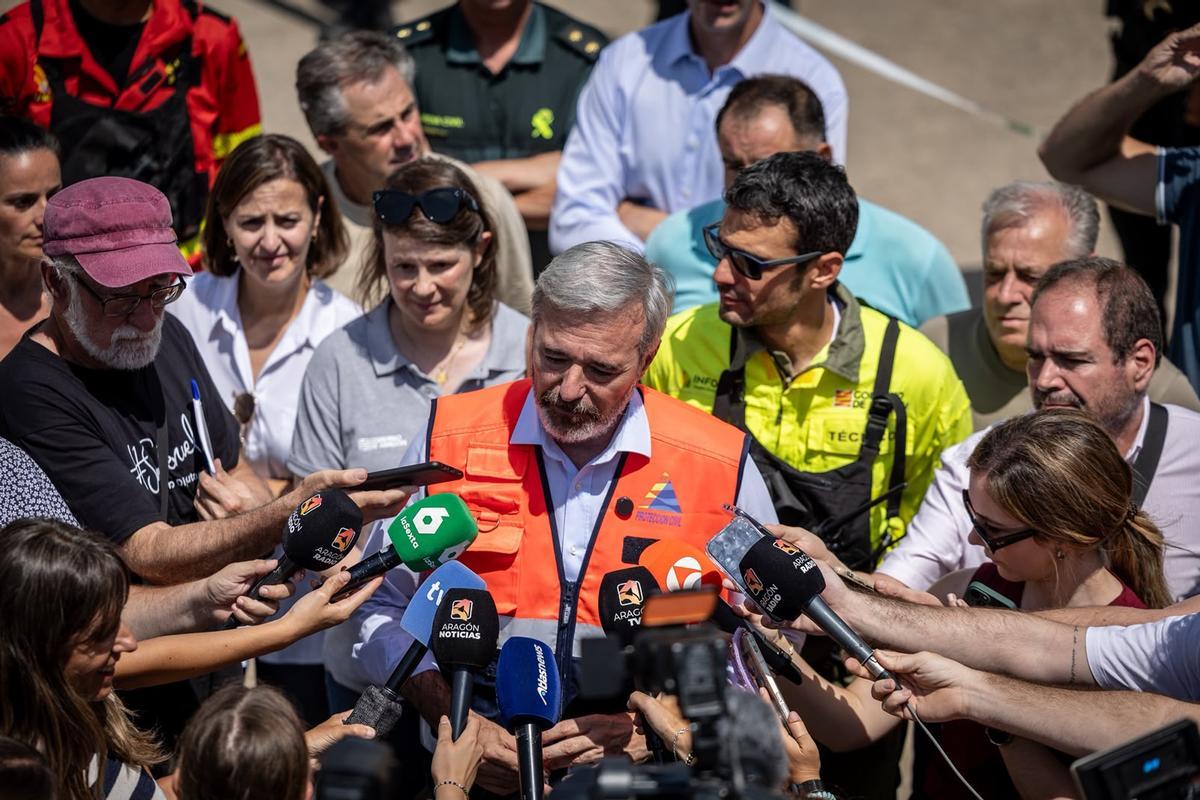 El presidente del Gobierno de Aragón, Jorge Azcón, atiende a los medios de comunicación en Monroyo.