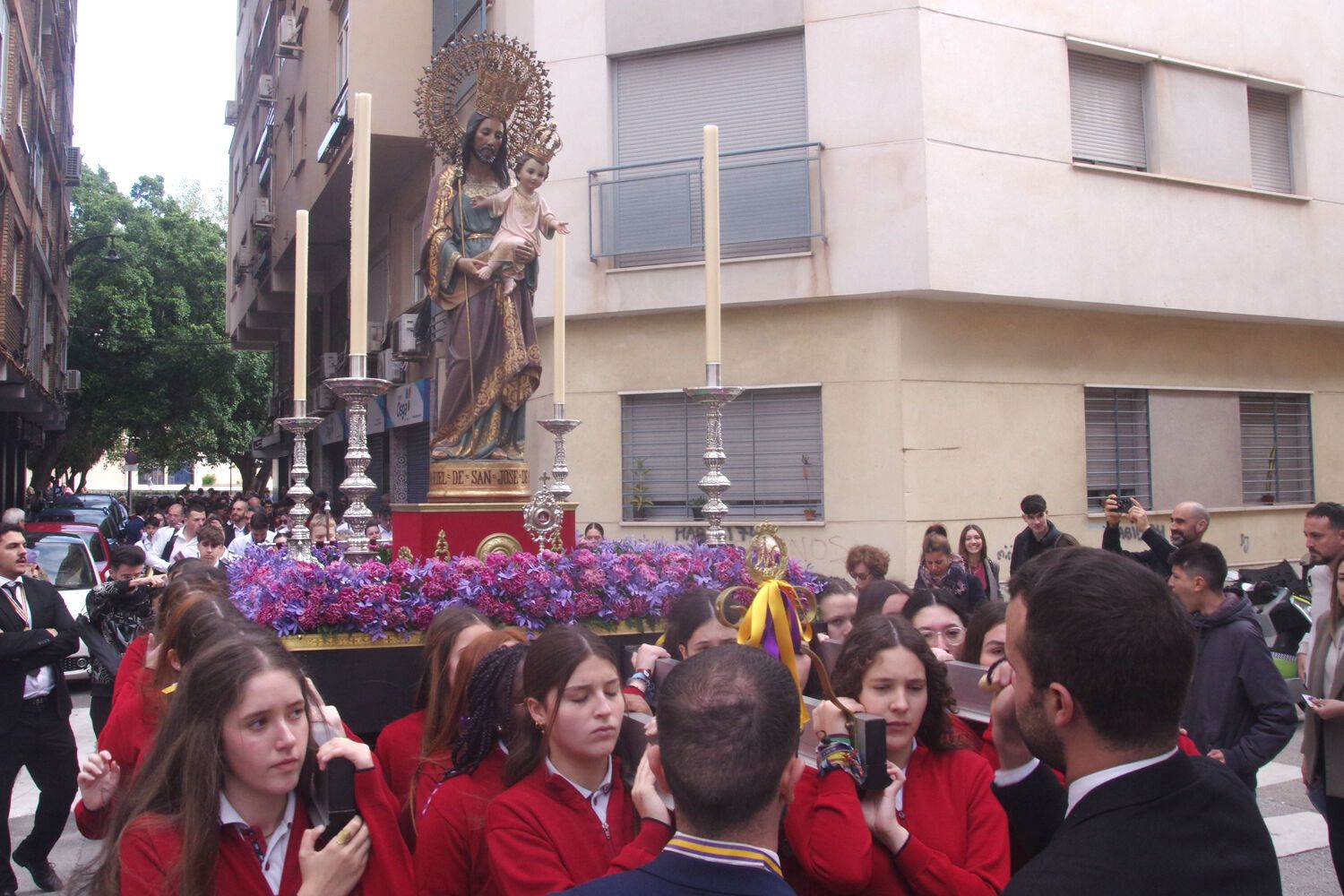 La comunidad educativa del colegio San José de la Montaña ha celebrado un 19 de marzo más una procesión por las calles del barrio de la Trinidad