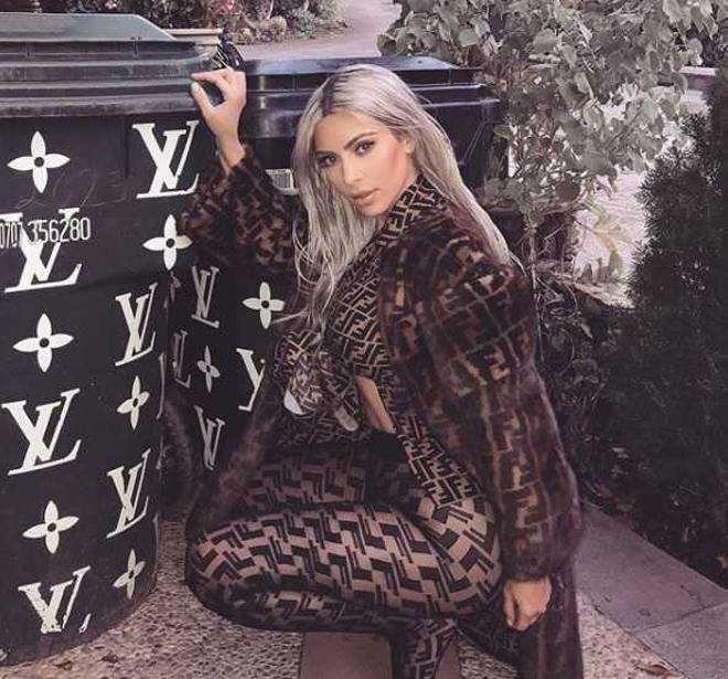Kim Kardashian posa con total look de Fendi y cubo de la basura de Louis Vuitton