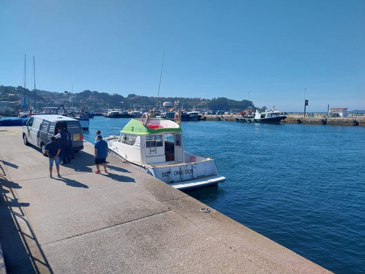 La tripulación del barco «Soy Ons Dos» y el personal de la empresa funeraria, que trasladó el cuerpo del fallecido desde la isla de Ons al puerto de Bueu.