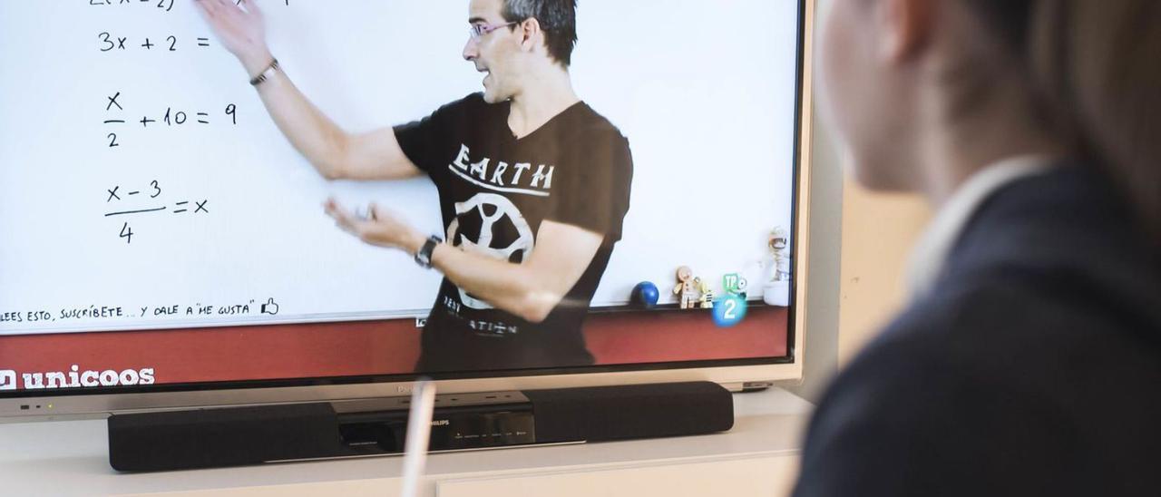 Una alumna canaria asiste a clases ‘on line’ en su casa. | | CARSTEN W. LAURITSEN