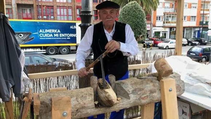 El madreñero Manuel López muestra su oficio.