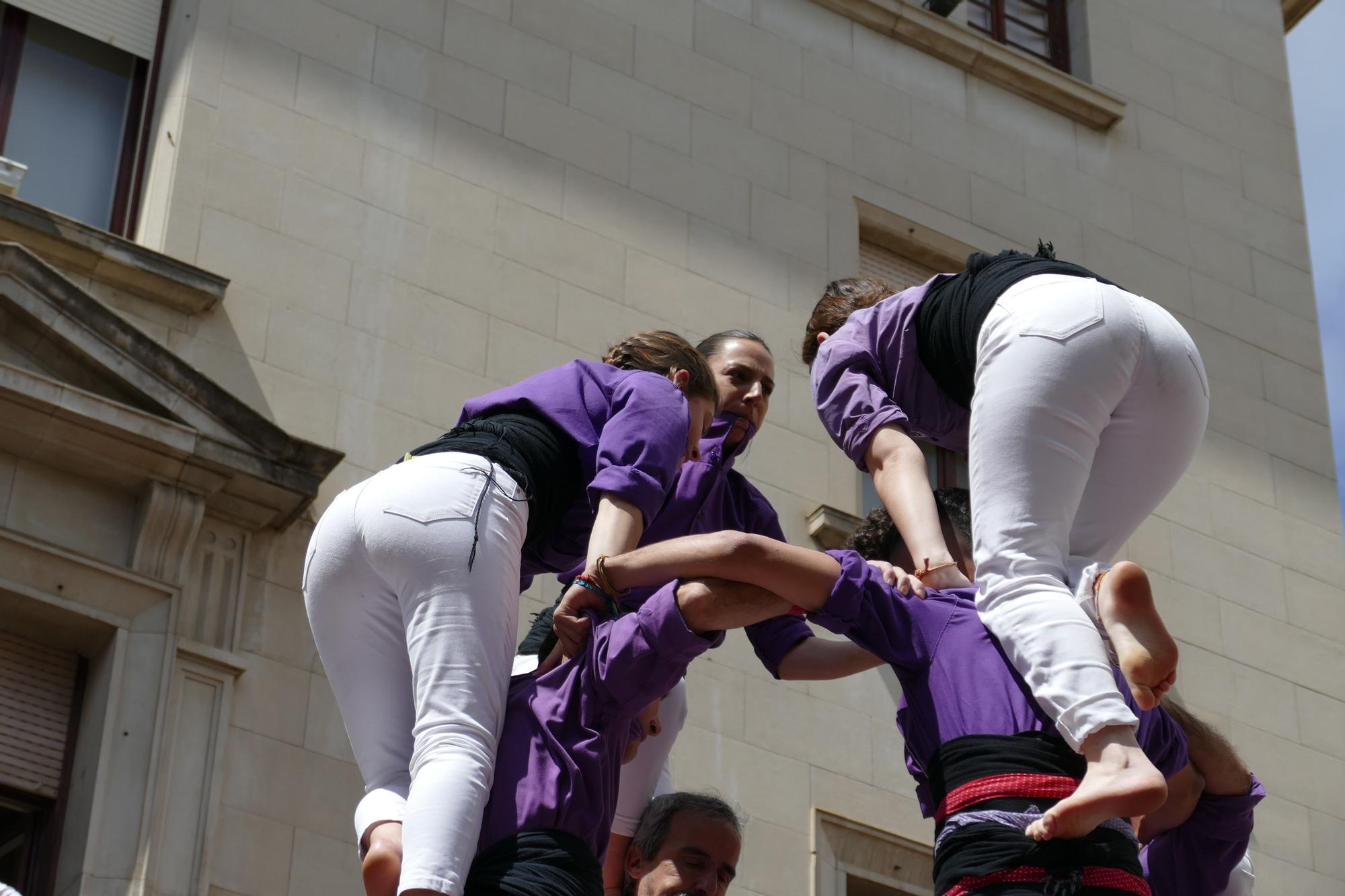 La plaça es tenyeix de colors amb la Diada Castellera de Santa Creu