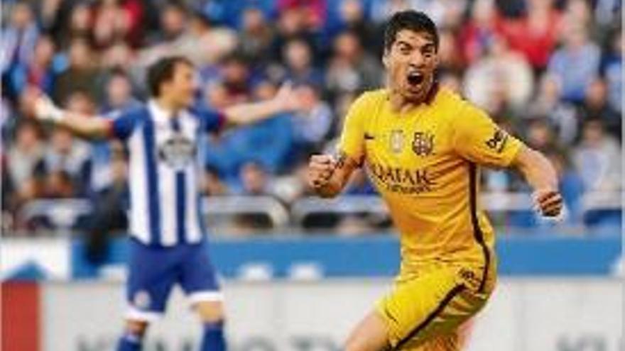 Suárez celebra un dels seus quatre gols de dimecres a Riazor.