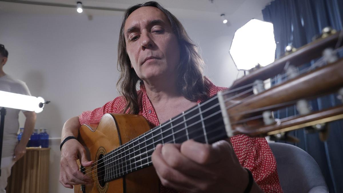 Vicente Amigo sujeta su guitarra durante la entrevista.