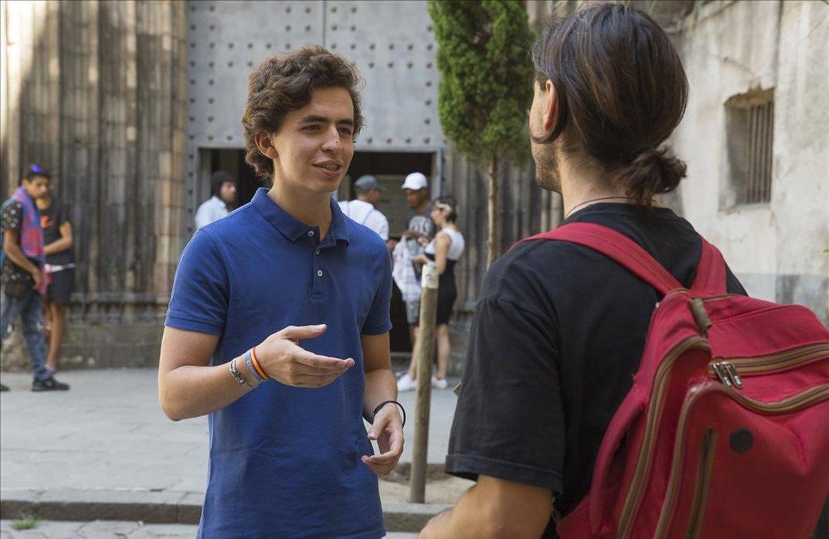 Javier Garro, con un joven frente a la iglesia de Santa Anna.