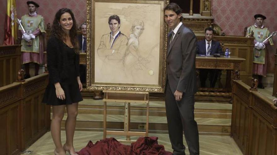 Nadal und Freundin Xisca mit dem Porträt des neuen Ehrenbürgers der Insel