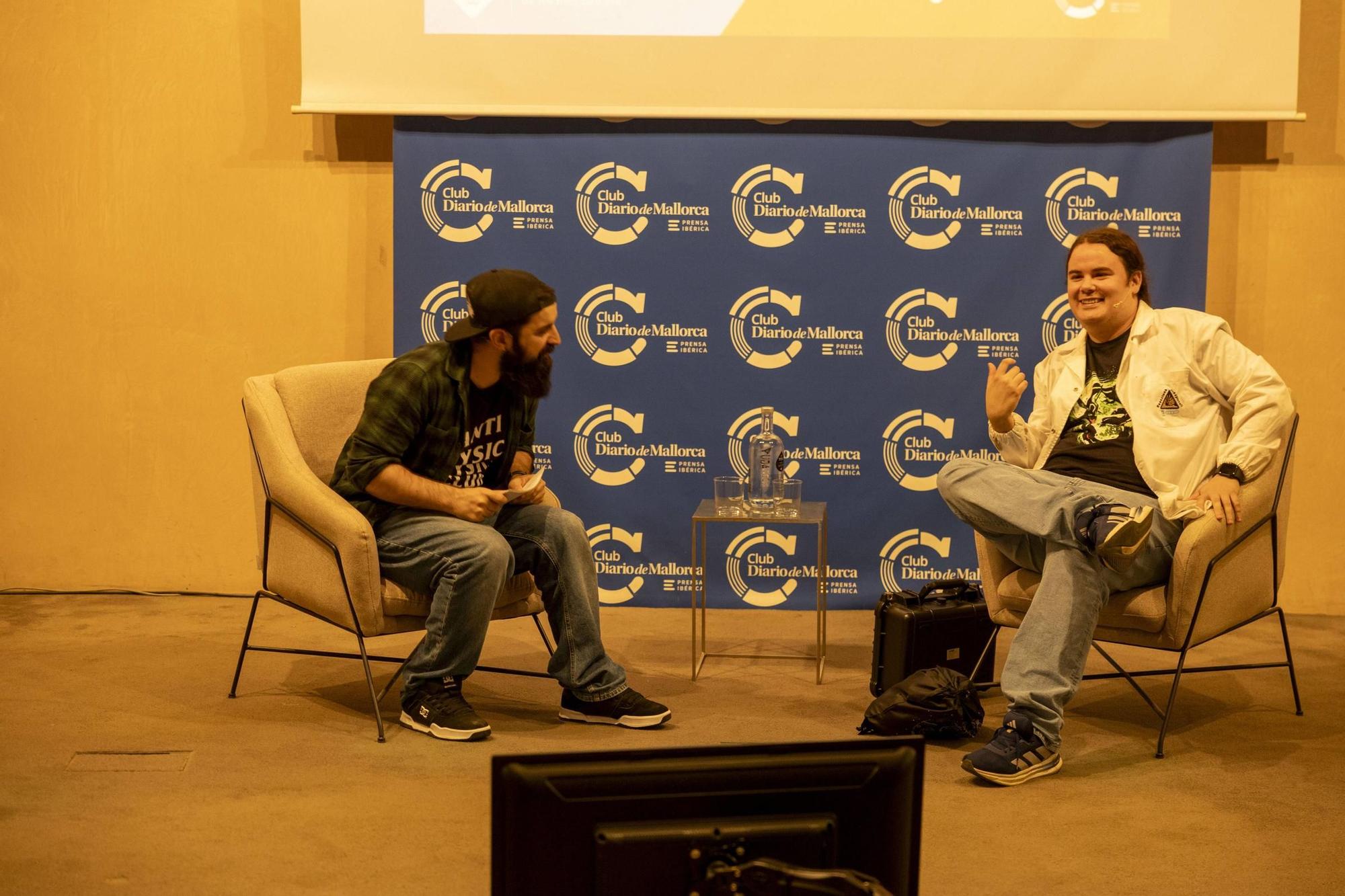 FOTOS | El Físico Barbudo entrevistó al divulgador tras el canal Ponte Bata en un encuentro en Diario de Mallorca