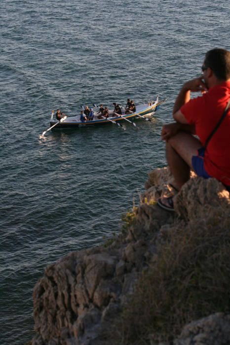 La Asociación de Amigos de la Barca de Jábega celebró el pasado lunes el solsticio de verano en la playa de La Araña con paseos en barca de jábega, sones de caracolas y lectura de poemas y relatos