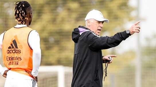 Ancelotti, junto a Camavinga, en un entrenamiento del Madrid.