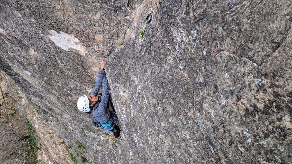 María escala en el medio natural. Girls on the Wall es una asociación que pretende empoderar a las mujeres para practicar escalada en un entorno de libertad y seguridad.