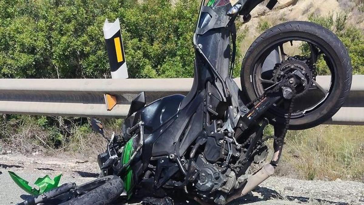Estado en que quedó la moto en la que circulaba la joven herida en El Campello.
