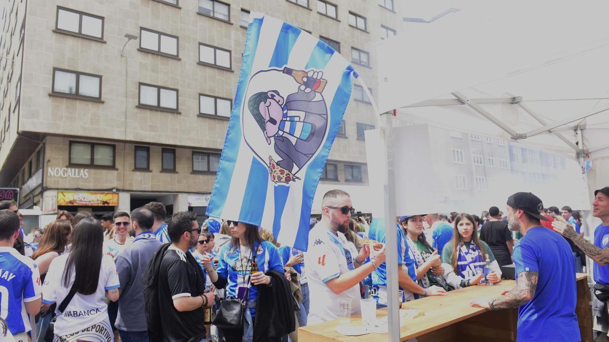 Aficionados del Dépor, en los aledaños de Riazor antes del partido.