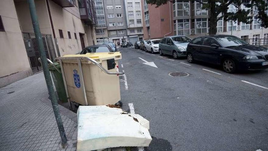 El colchón quemado, ayer, con la residencia al fondo.