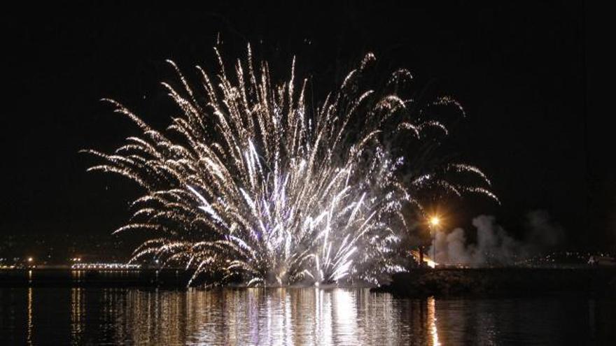 Fiestas del Cristo en Cangas: Gran tirada de fuegos en el mar