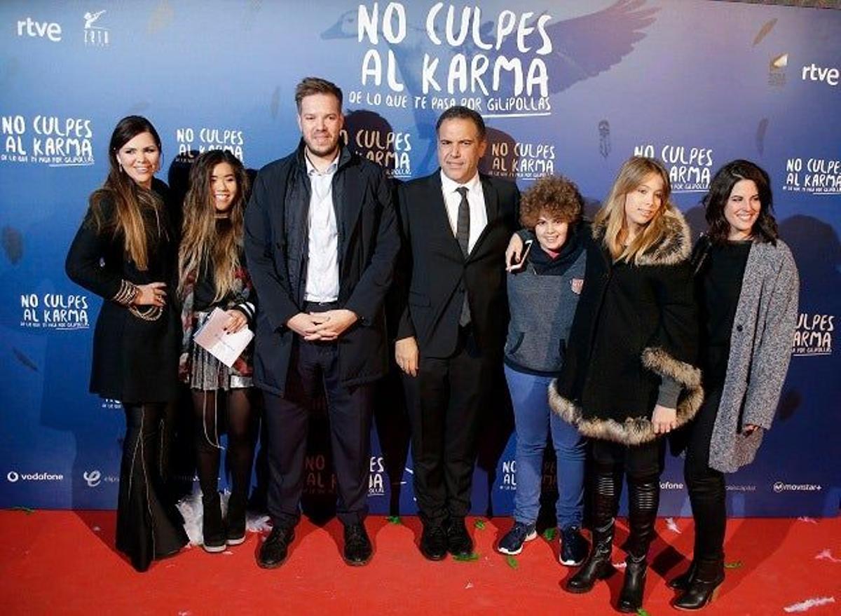 Antonio Asensio y su familia no se pierden el estreno de 'No culpes al karma de lo que te pasa por gilipollas'